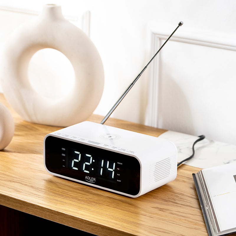 Radio cu ceas alb Adler AD 1192 cu Bluetooth, radio FM, alarma si incarcare wireless