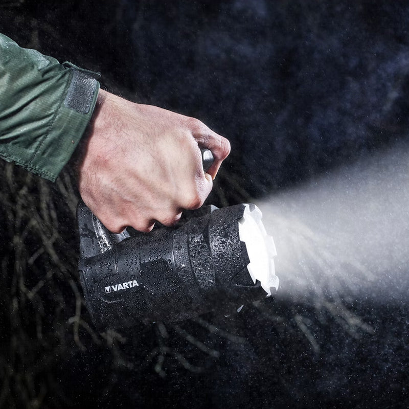 Lanterna Pro Indestructible Varta Bl 20 cu Rezistenta la Apa