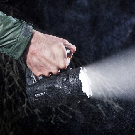 Lanterna Pro Indestructible Varta Bl 20 cu Rezistenta la Apa